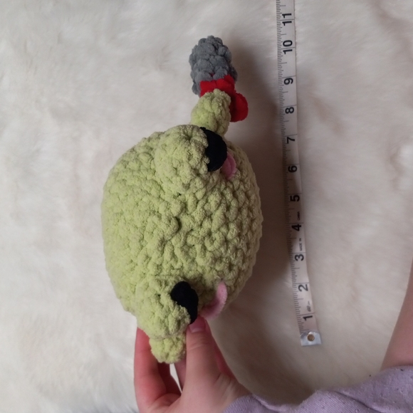 🆕 Handmade Crochet Lime Coloured Frog Holding a Knife - Picture 5 of 6